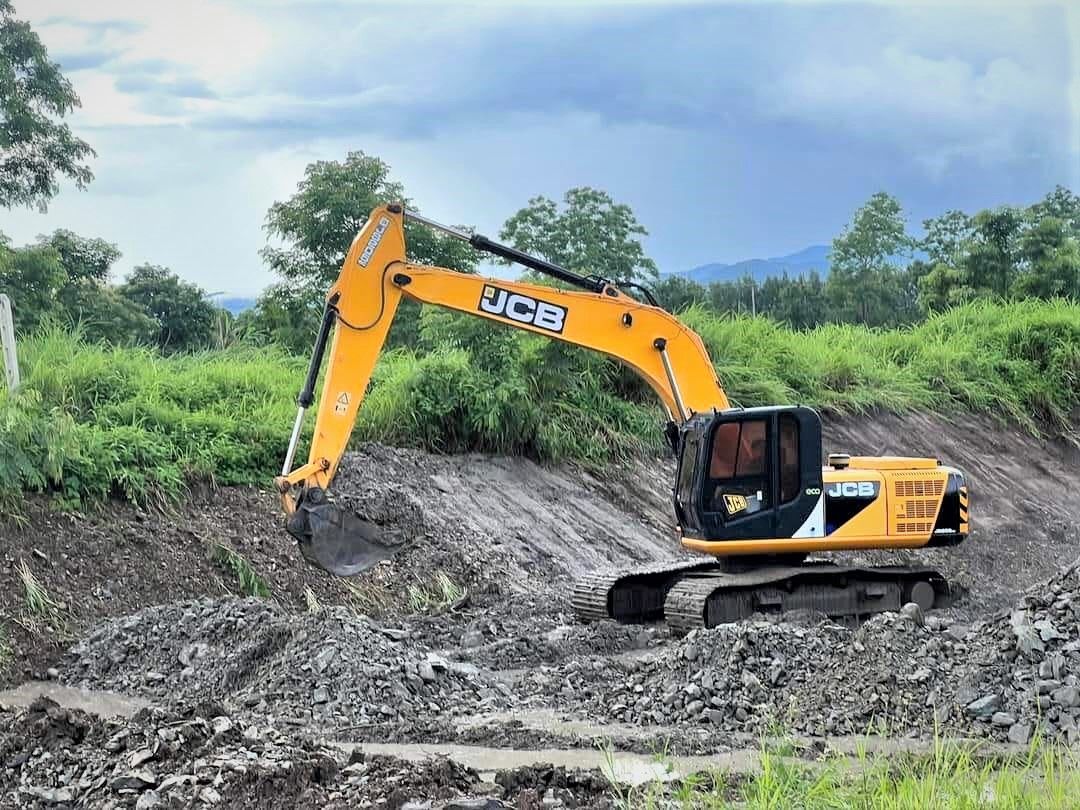 Excavadora en operación - J.F Company